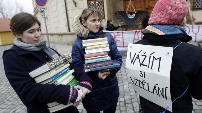 Happening s názvem Vážíme si vzdělání se konal 23. února 2012 v Praze. Studenti na něm protestovali proti reformě školství, kterou připravuje vláda. Happening s názvem Vážíme si vzdělání se konal 23. února 2012 v Praze. Studenti na něm protestovali proti reformě školství, kterou připravuje vláda.