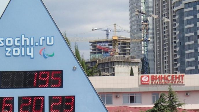 Město Soči už odpočítává čas do začátku olympiády v únoru 2014. Mezitím se horečně staví. Město Soči už odpočítává čas do začátku olympiády v únoru 2014. Mezitím se horečně staví.