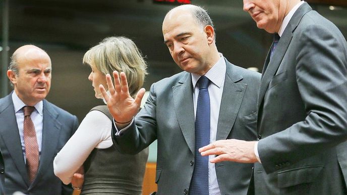 Složitost bruselských jednání dokumentuje snímek Luise de Guindose, Marie Albuquerqueové a Pierra Moscoviciho, ministrů financí Španělska, Portugalska a Francie. Zcela vpravo je eurokomisař pro vnitřní trh Michel Barnier Složitost bruselských jednání dokumentuje snímek Luise de Guindose, Marie Albuquerqueové a Pierra Moscoviciho, ministrů financí Španělska, Portugalska a Francie. Zcela vpravo je eurokomisař pro vnitřní trh Michel Barnier