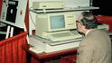 Počítač Apple Lisa, který nabízel podobný zažitek jako Macintosh. Odrazoval však cenou 10 tisíc dolarů (archivní foto z roku 1983) Počítač Apple Lisa, který nabízel podobný zažitek jako Macintosh. Odrazoval však cenou 10 tisíc dolarů (archivní foto z roku 1983)
