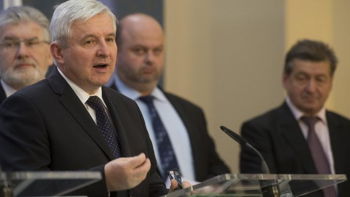 Premiér Jiří Rusnok na tiskové konferenci po schůzi vlády. Zleva v pozadí přihlížejí ministři Martin Holcát, Martin Pecina a Jiří Cienciala. Premiér Jiří Rusnok na tiskové konferenci po schůzi vlády. Zleva v pozadí přihlížejí ministři Martin Holcát, Martin Pecina a Jiří Cienciala.