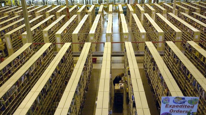 Interiér obřího distribučního skladu společnosti Amazon Interiér obřího distribučního skladu společnosti Amazon