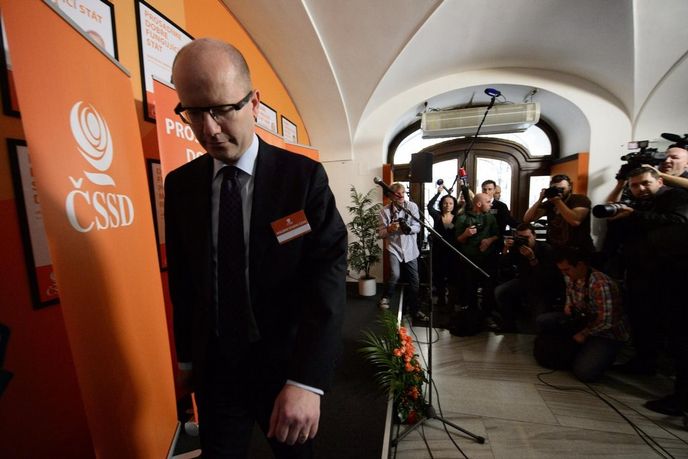 Bohuslav Sobotka ve volebním studiu ČSSD. Bohuslav Sobotka ve volebním studiu ČSSD.