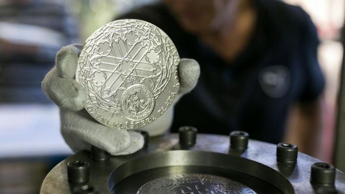 Platinová medaile s motivem kláštera Zlatá Koruna u Českého Krumlova z České mincovny Platinová medaile s motivem kláštera Zlatá Koruna u Českého Krumlova z České mincovny