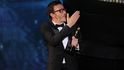 Režisér vítězného snímku Michel Hazanavicius se soškou pro vítěze Režisér vítězného snímku Michel Hazanavicius se soškou pro vítěze