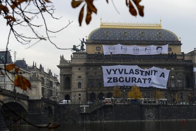 Aktivisté z Greenpeace protestovali proti prolomení těžebních limitů Aktivisté z Greenpeace protestovali proti prolomení těžebních limitů