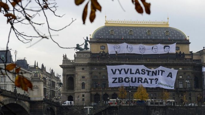 Aktivisté z Greenpeace protestovali proti prolomení těžebních limitů Aktivisté z Greenpeace protestovali proti prolomení těžebních limitů