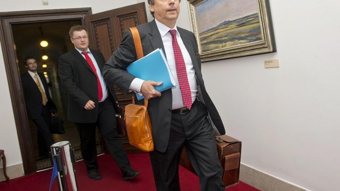První místopředseda vlády a ministr financí Jan Fischer První místopředseda vlády a ministr financí Jan Fischer