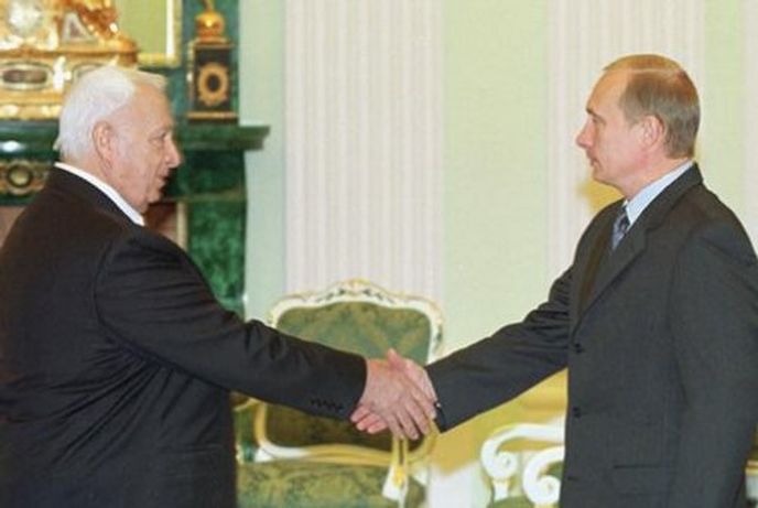 Ariel Šaron s ruským prezidentem Vladimirem Putinem v roce 2005 Ariel Šaron s ruským prezidentem Vladimirem Putinem v roce 2005