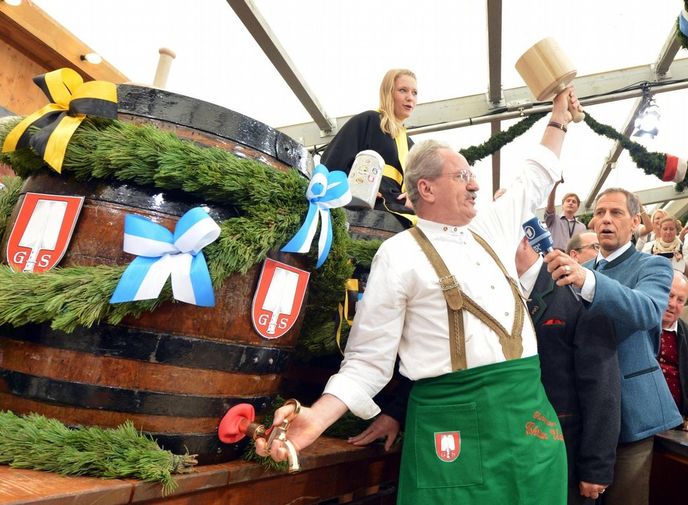 Mnichovský starosta Christian Ude tradičním způsobem, narážením prvního pivního sudu, zahajuje 21. září 2013 již 180. bavorský Oktoberfest. Mnichovský starosta Christian Ude tradičním způsobem, narážením prvního pivního sudu, zahajuje 21. září 2013 již 180. bavorský Oktoberfest.