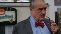 Předseda TOP 09 Karel Schwarzenberg se svou neodmyslitelnou dýmkou Předseda TOP 09 Karel Schwarzenberg se svou neodmyslitelnou dýmkou
