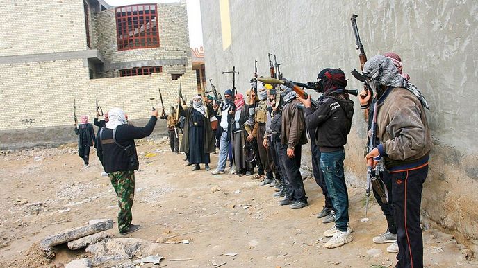 Sraz. Kmenoví bojovníci se sešli před odjezdem do Fallúdže, kde je čekal boj s radikály z ISIL Sraz. Kmenoví bojovníci se sešli před odjezdem do Fallúdže, kde je čekal boj s radikály z ISIL