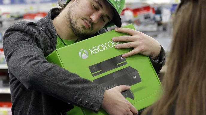 Unavený majitel nové konzoly Xbox musel na svou hračku vystát dlouhou frontu. Unavený majitel nové konzoly Xbox musel na svou hračku vystát dlouhou frontu.