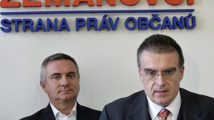 Prezidentův kancléř Vratislav Mynář a ministr dopravy v demisi a lídr pražské kandidátky Zdeněk Žák vystoupili 13. září v Praze na tiskové konferenci Strany práv občanů - zemanovci (SPOZ) před předčasnými volbami do Poslanecké sněmovny. Prezidentův kancléř Vratislav Mynář a ministr dopravy v demisi a lídr pražské kandidátky Zdeněk Žák vystoupili 13. září v Praze na tiskové konferenci Strany práv občanů - zemanovci (SPOZ) před předčasnými volbami do Poslanecké sněmovny.