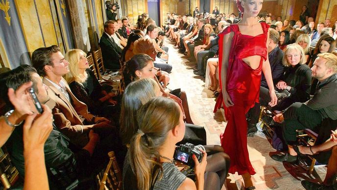 Modelky na Prague Fashion Week představily i kolekce jedné z nejvýznačnějších japonských návrhářek, která tvoří pod značkou Saphir East Modelky na Prague Fashion Week představily i kolekce jedné z nejvýznačnějších japonských návrhářek, která tvoří pod značkou Saphir East