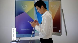 Samsung zastavil prodej svých nejnovějších telefonů. Mohou začít hořet Samsung zastavil prodej svých nejnovějších telefonů. Mohou začít hořet
