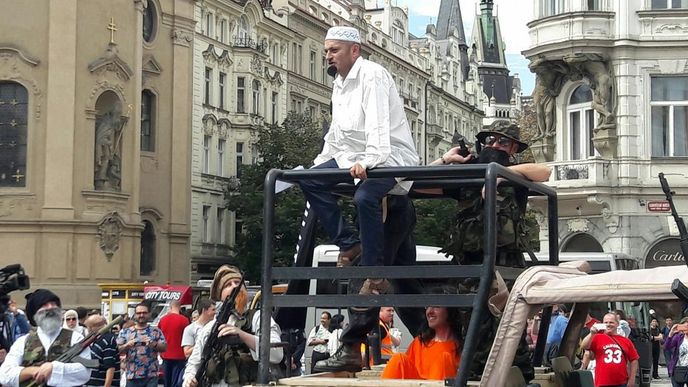 Imaginární invazi Islámského státu do České republiky sehráli v Praze přívrženci Martina Konvičky Imaginární invazi Islámského státu do České republiky sehráli v Praze přívrženci Martina Konvičky