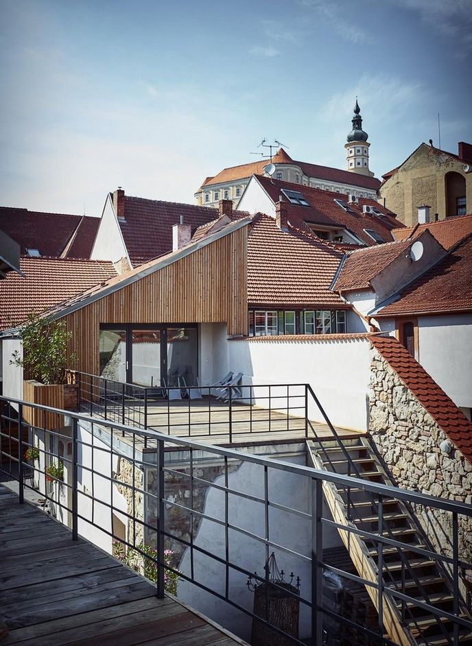 Rodinné vinařství Mikulov, kde se rozhovor odehrával, a Petra Očenáška váže dlouholeté přátelství. Výhledy i víno zde stojí za to. Rodinné vinařství Mikulov, kde se rozhovor odehrával, a Petra Očenáška váže dlouholeté přátelství. Výhledy i víno zde stojí za to.