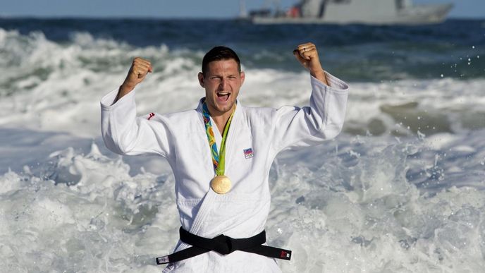 Judista Lukáš Krpálek pózuje se zlatou medailí na pláži Copacabana v Riu de Janeiru Judista Lukáš Krpálek pózuje se zlatou medailí na pláži Copacabana v Riu de Janeiru