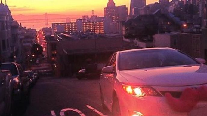 Startup Lyft je prezentován typickým růžovým knírkem Startup Lyft je prezentován typickým růžovým knírkem