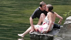 Lukáš Langmajer a Jana Pidrmanová počas ľúbostnej scény vo vode.