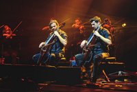 Magická noc v O2 areně s 2Cellos: Dvojice cellistů z Chorvatska učarovala Praze