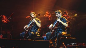 Magická noc v O2 areně s 2Cellos: Dvojice cellistů z Chorvatska učarovala Praze.