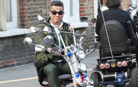 Král silnic. Robbie Williams konečně řídí!
