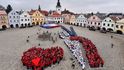 Pelhřimovští školáci si 15. listopadu 2019 připomněli výročí sametové revoluce obřím symbolem vítězství. Gesto dvou vztyčených prstů do tvaru písmene V vytvořili z vlastních těl oblečeni v bílé, červené a modré.