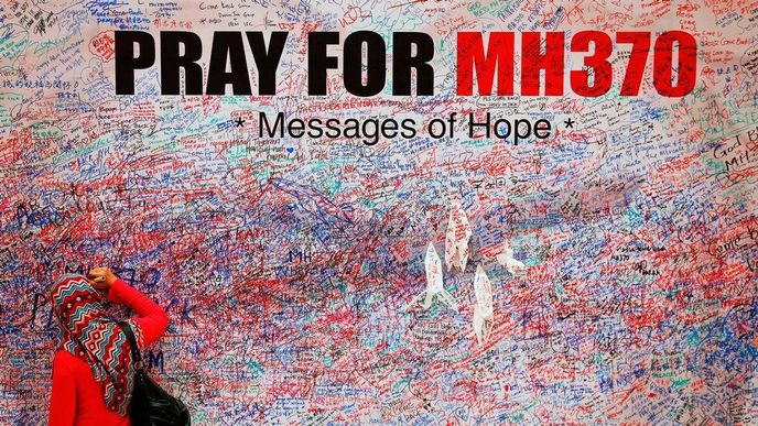 Vzkazy pro cestující zmizelého letu MH370 na zdi v KUala Lumpur Vzkazy pro cestující zmizelého letu MH370 na zdi v KUala Lumpur