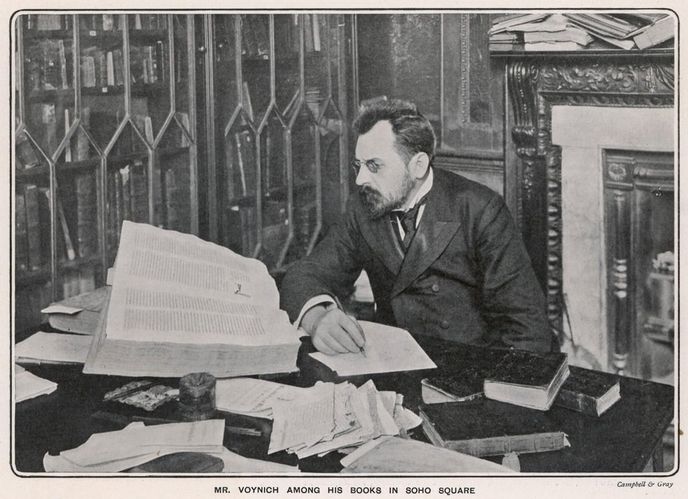 Kniha je pojmenována po antikváři Wilfridu Voynichovi, který rukopis získal kolem roku 1912 v Itálii. Kniha je pojmenována po antikváři Wilfridu Voynichovi, který rukopis získal kolem roku 1912 v Itálii.