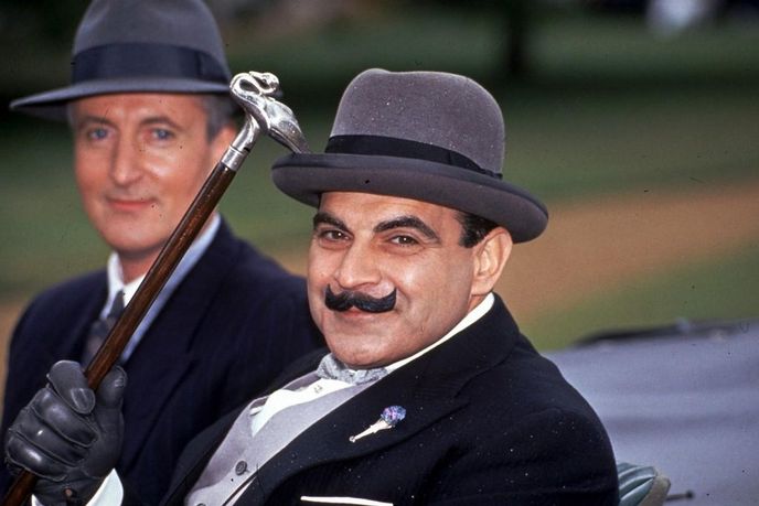 Hercule Poirot a jeden z jeho nejvěrnějších souputníků kapitán Arthur Hastings Hercule Poirot a jeden z jeho nejvěrnějších souputníků kapitán Arthur Hastings