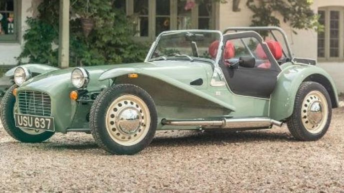 Lotus Seven oslaví v příštím roce šedesát let své existence a při té příležitosti vznikla speciální šedesátikusová retro edice Caterhamu s názvem Sprint. Lotus Seven oslaví v příštím roce šedesát let své existence a při té příležitosti vznikla speciální šedesátikusová retro edice Caterhamu s názvem Sprint.
