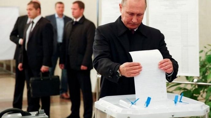 Prezident Vladimir Putin odevzdává hlas v ruských parlamentních volbách Prezident Vladimir Putin odevzdává hlas v ruských parlamentních volbách