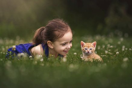 Matka na fotkách zachytila pouto mezi svou dcerou a zvířaty