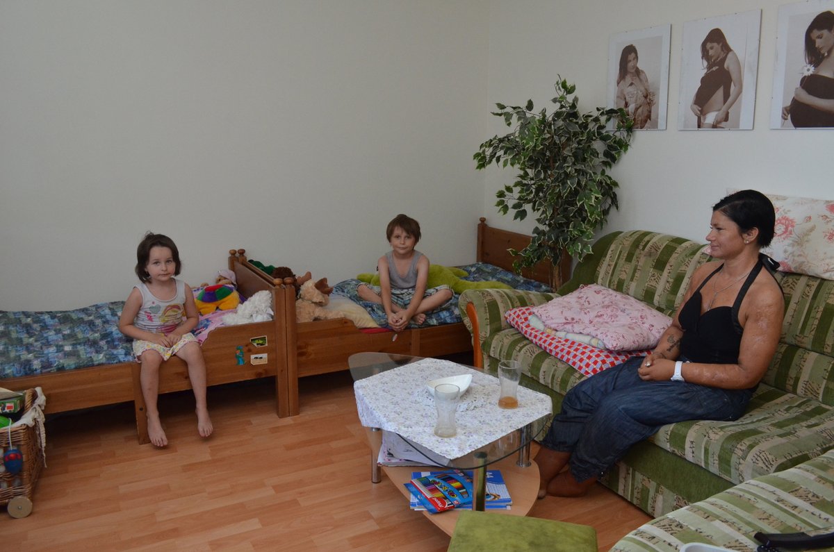 V malém bytečku spí Kateřina Hrbatá v jedné místnosti se svými dětmi