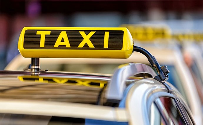 Taxíky nebudou muset mít taxametr ani střešní svítilnu. Schválila to vláda