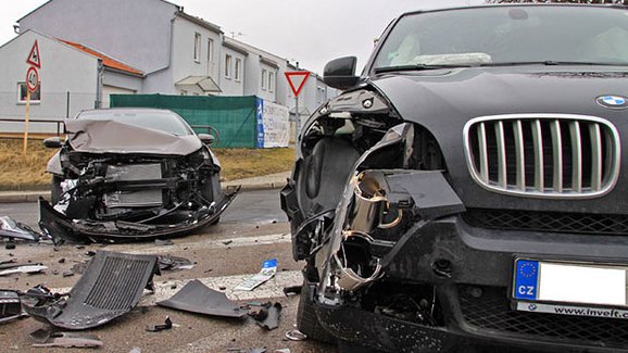 Hledání viníka dopravní nehody. Může pojišťovna a policie dojít k různým viníkům?