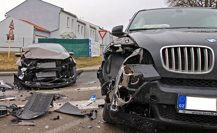 Hledání viníka dopravní nehody. Může pojišťovna a policie dojít k různým viníkům?