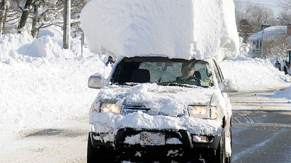 Zimní pravidla silničního provozu: Víte, kdy nazout zimní pneumatiky a jak očistit auto?