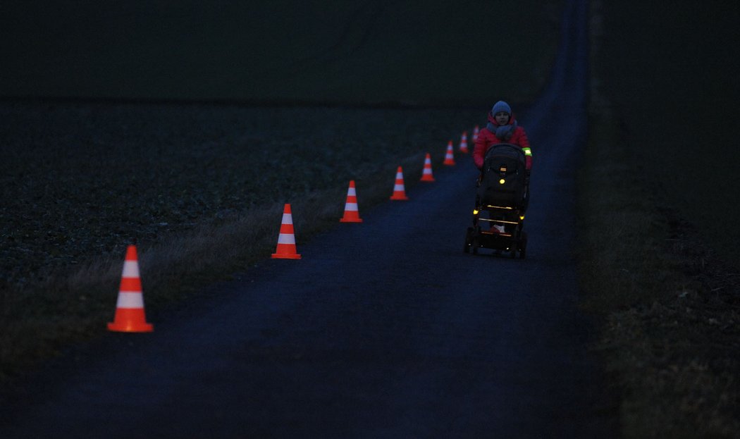 Kočárek s odrazkami a reflexními pásky jenom září. To maminku jsme zpoza volantu málem přehlédli. V úplné tmě by byl rozdíl ještě výraznější.