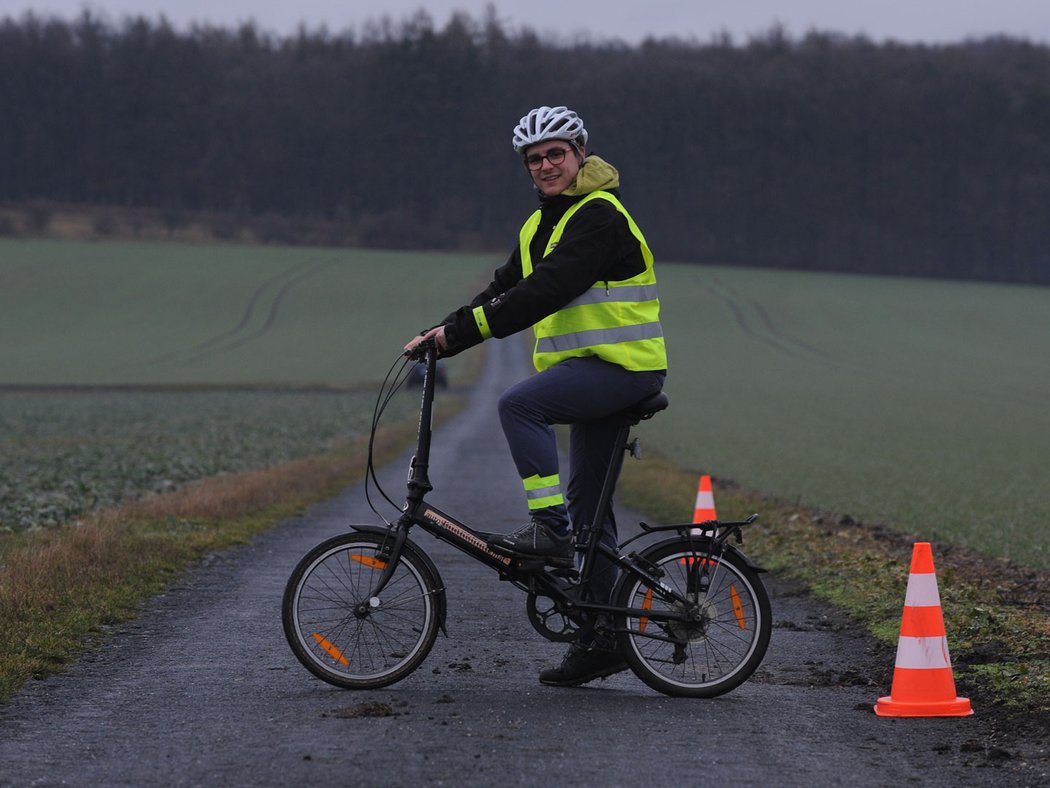 300 m, 12 s - Odrazka na kole: Cyklista musí být v noci osvětlený, ale málokdo to ve skutečnosti dělá. Odrazka je vidět dobře, přesto bychom se na noční cesty vybavili i dalšími reflexními prvky.