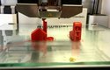 3D tiskárna – model je nejdříve „nakrájen“ na tenké plátky a ty se při tisku vrství na sebe