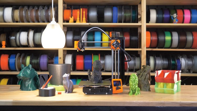 3D tiskárna Prusa Mini+: Sondu SuperPINDA můžete vidět vedle trysky, zajišťuje správnou vzdálenost od podložky