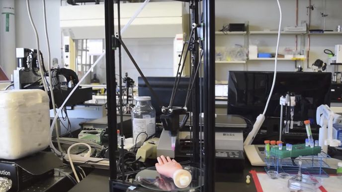 Vědci vytvořili nový typ levné 3D tiskárny, která dokáže tisknout elektroniku i živé buňky přímo na kůži