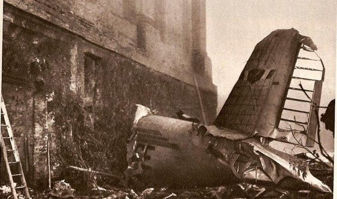 4. května 1949 - Letecká katastrofa ukončila slavnou éru italského fotbalového týmu AC Turín, který byl ve 40. letech uplynulého století nejúspěšnějším italským fotbalovým celkem. Letadlo při návratu s Lisabonu narazilo do vrchu Superga nedaleko Turína a při nehodě zahynulo všech 31 cestujících a členů posádky na palubě, včetně 18 fotbalistů. Itálie tehdy přišla o deset členů své reprezentace.