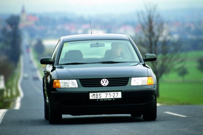 5. generace 1996–2000: Nástupce poskytl  lepší jízdní vlastnosti  a motory se vrátily  k podélnému uložení  jako u prvních dvou  vydání. Místo šestiválce  VR6 přijel pětiválec 2.3  VR5/110 kW. Z této generace passatu vycházel  první novodobý superb.