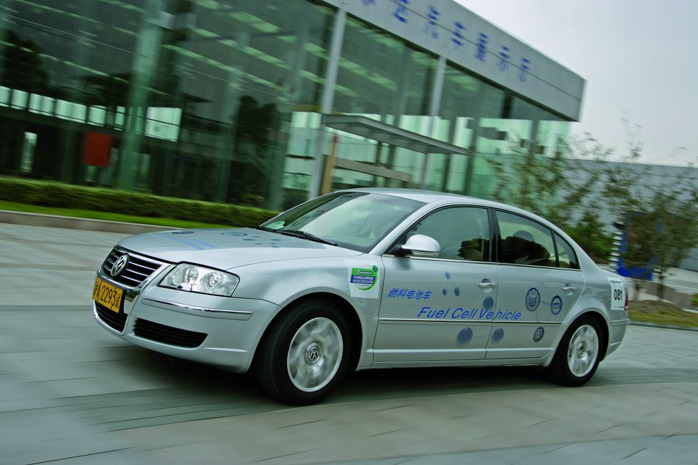 Víte, že v Číně se dodnes prodává model Passat Lingyu, což je  mírně upravená Škoda Superb minulé generace? Před  čtyřmi lety se sice při faceliftu od škodovky více odlišil,  ale v původní verzi (na snímku) byl skoro k nerozeznání.  Se starým superbem dokonce sdílí benzinové jednotky  1.8 Turbo, 2.0 a 2.8 V6.