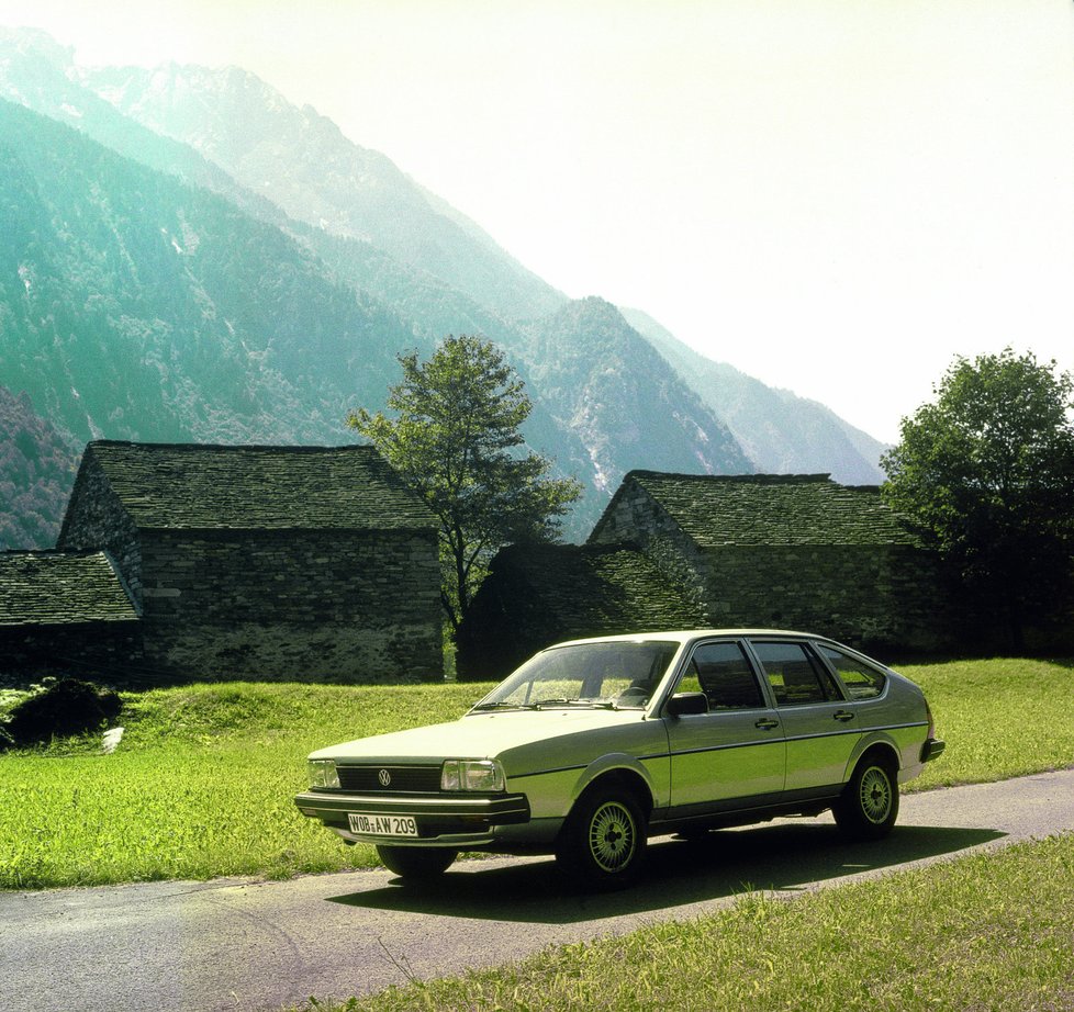 2. generace 1980–1985: Paletu verzí druhého vydání passatu oživila roku 1981 karoserie sedan. Tehdy dostala jméno Santana.  Po dalších dvou letech zažila premiéru čtyřkolka Syncro a následně  pětiválec s výkonem 100 kW