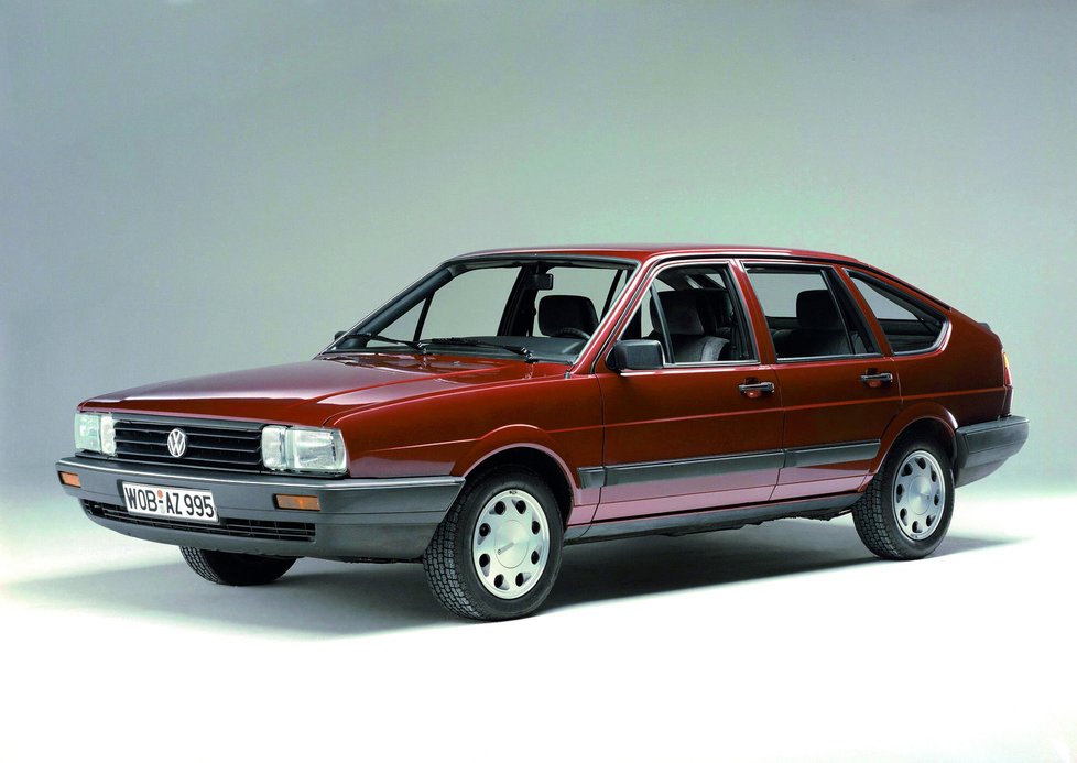 Facelift 2. generace 1985–1988: Po lehké modernizaci passat  dorazil na trh prvně s katalyzátorem. Modely po faceliftu prozradí  především jiná maska chladiče,  upravený tvar hlavních světlometů  a přepracovaná záď.